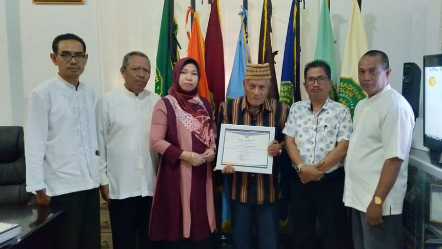 Penyerahan Piagam Wisudawan Terbaik UM Buton