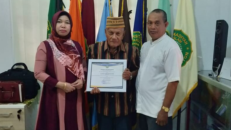 Penyerahan Piagam Wisudawan Terbaik UM Buton