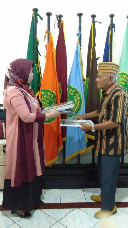 Penyerahan Piagam Wisudawan Terbaik UM Buton